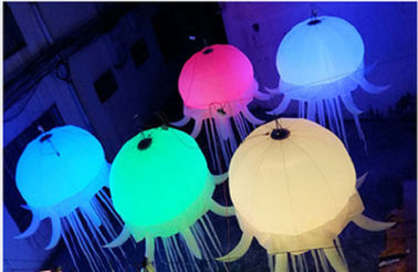 Ballon accrochant gonflable gonflable adapté aux besoins du client des produits LED de la publicité