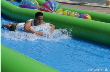 300 mètres de glissière d'eau gonflable géante scellée par air long pendant un jour d'amusement de famille