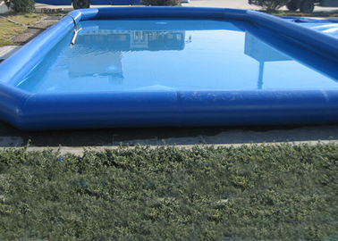 Le bleu populaire badine la piscine, glissière de pirate au-dessus des piscines de la terre pour des enfants