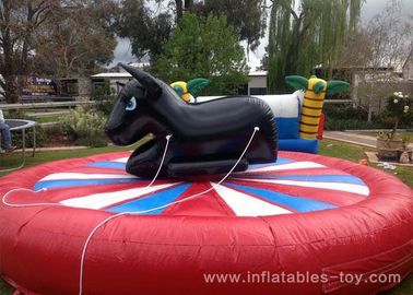 Rodéo mécanique géant Taureau de jeux gonflables de sports de parc d'attractions avec le matelas gonflable