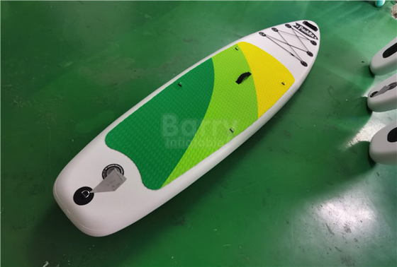 Le panneau gonflable vert et jaune adapté aux besoins du client de PETITE GORGÉE tiennent Paddleboard