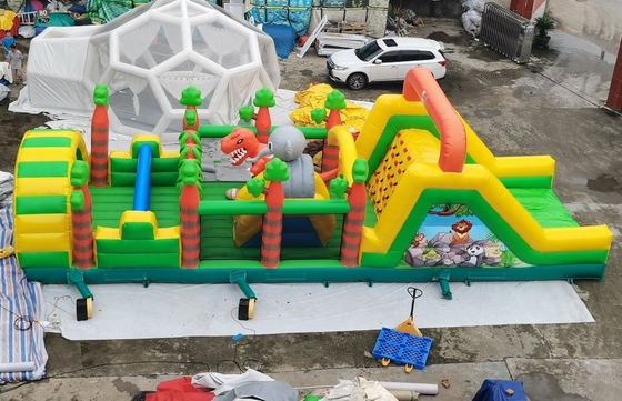 Parcours du combattant gonflable de bâche avec des obstacles fous de course de trampoline d'animaux de dinosaure