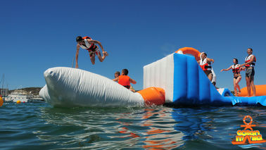Parc gonflable bleu géant adulte géant de sport pour l'île de sillage, équipement de sports aquatiques pour l'océan