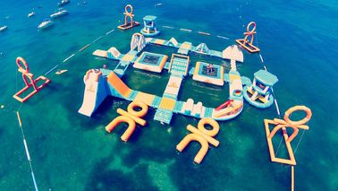 Parc gonflable bleu géant adulte géant de sport pour l'île de sillage, équipement de sports aquatiques pour l'océan