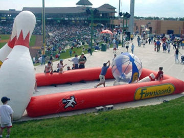 Goupilles de bowling humaines de jeux gonflables géants faits sur commande drôles de sports avec la boule de Zorb