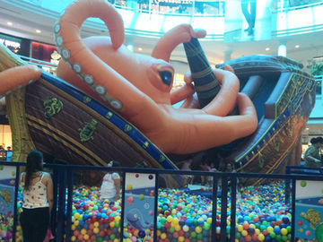 Parc aquatique gonflable de pirate de poulpe géant d'intérieur de bateau avec des boules de mine pour le grand centre commercial
