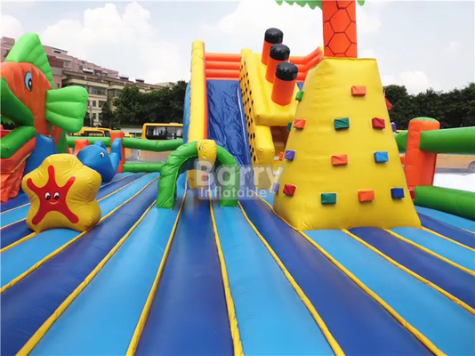 Terrain de jeu gonflable extérieur d'OEM pour les châteaux pleins d'entrain géants combinés de terrain de jeu de montée et de glissière d'enfants