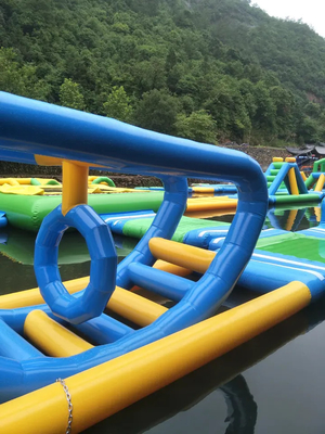 Trampoline flottante gonflable, parc aquatique flottant d'été sur mesure