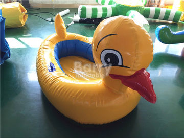 Le grand animal jaune de canard flotte les jouets gonflables de l'eau pour la piscine avec l'impression de logo