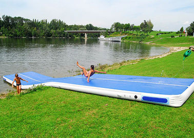 Tapis serré de yoga de long air en caoutchouc lisse bleu, voie d'air gonflable de flottement pour l'eau