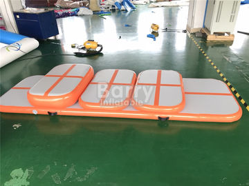 Formation gonflable de voie d'air de tapis croulant orange qui respecte l'environnement d'enfants réglée pour le gymnase