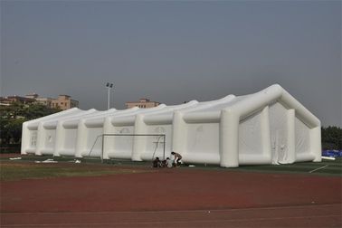 La tente gonflable romantique pour épouser la décoration, couvrent d'un dôme la tente blanche extérieure de partie
