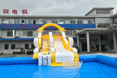 Glissières d'eau gonflables adaptées aux besoins du client de taille avec la piscine pour le loyer d'affaires