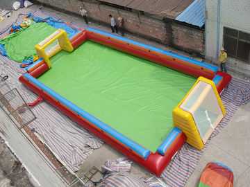 Terrain de football gonflable de l'eau passionnante, cour gonflable de savon du football pour des enfants