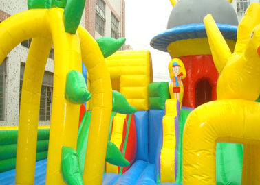 Château plein d'entrain gonflable coloré adapté aux besoins du client, terrain de jeu gonflable d'enfants