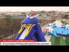 Un parc aquatique gonflable géant à vendre.