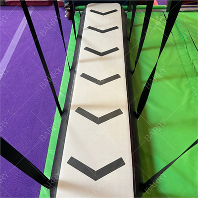 Parcours d'obstacles pour les guerriers Ninja. Parcours d'obstacles gonflable suspendu.