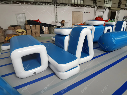 Une piste gonflable pour gymnastique pour adultes, une piste d'obstacles pour guerriers ninja, une piste de parkour