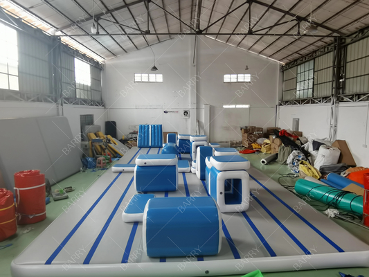 Une piste gonflable pour gymnastique pour adultes, une piste d'obstacles pour guerriers ninja, une piste de parkour