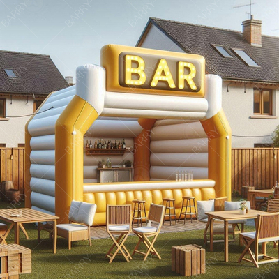 Une piscine gonflable flottante pour les adultes une piscine gonflable pour les adultes une fête de bar