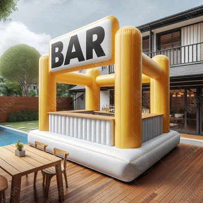 Une piscine gonflable flottante pour les adultes une piscine gonflable pour les adultes une fête de bar
