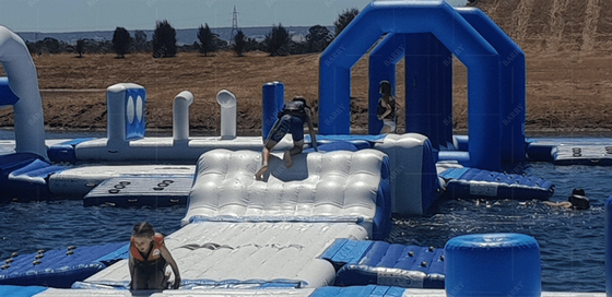 Un parc aquatique flottant gonflable passionnant et polyvalent 2 ans de garantie