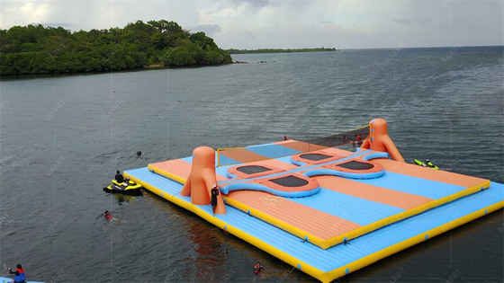Un parc aquatique en plein air avec des caractéristiques durables