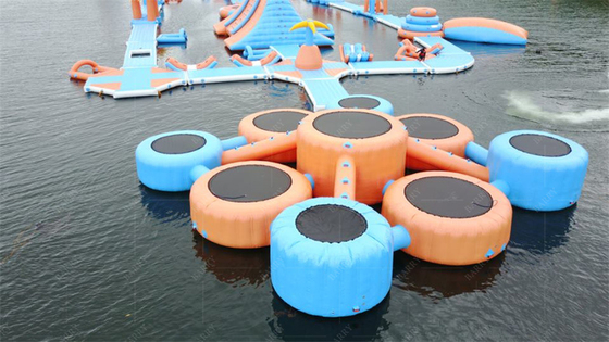 Un parc aquatique en plein air avec des caractéristiques durables