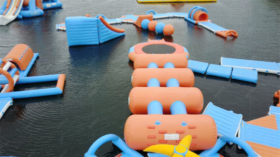 Un parc aquatique en plein air avec des caractéristiques durables