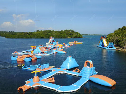 Un parc aquatique en plein air avec des caractéristiques durables