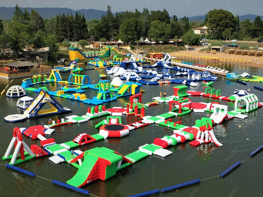 Parc aquatique flottant gonflable en PVC personnalisé pour le plaisir aquatique et les occasions spéciales