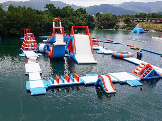 Un terrain de jeux aquatique flottant sur mesure, parfait ajout à l'expérience du parc aquatique.
