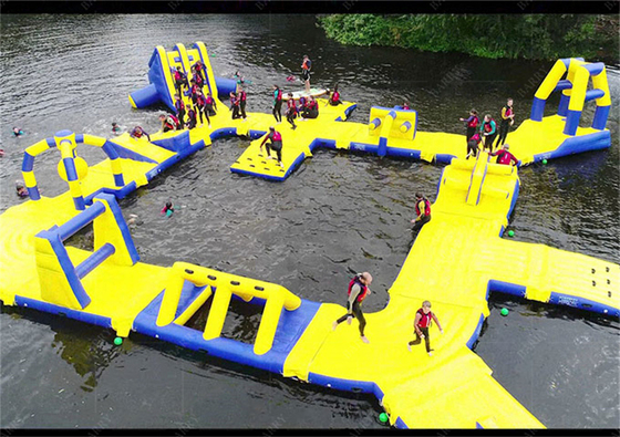 Parc aquatique en PVC sur le lac déterminé par la taille pour les activités de groupe et le plaisir