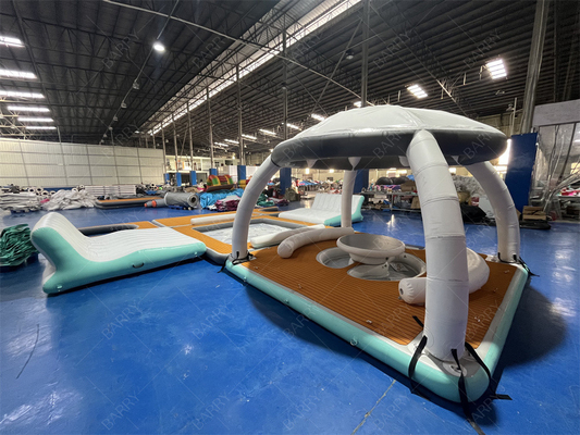 Jeu de sport nautique de luxe sur gonflables Bana Plateforme de quai gonflable Fête de plage Bana Cabane flottante gonflable