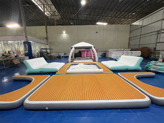Jeu de sport nautique de luxe sur gonflables Bana Plateforme de quai gonflable Fête de plage Bana Cabane flottante gonflable
