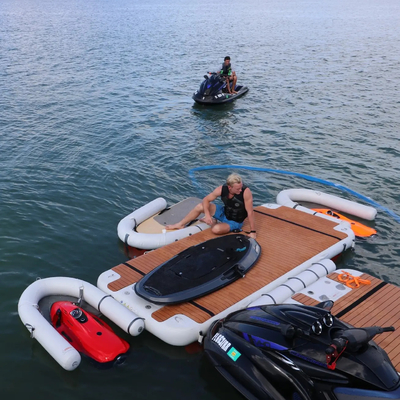 Dock flottant gonflable en forme de U pour bateaux à moteur