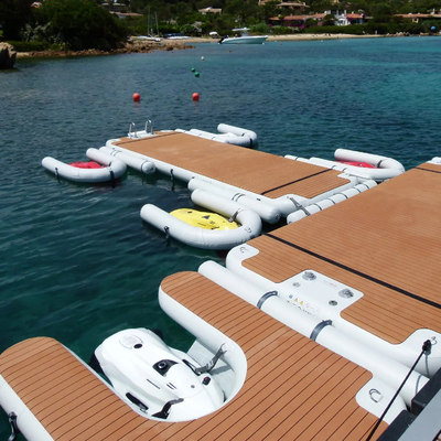 Dock flottant gonflable en forme de U pour bateaux à moteur