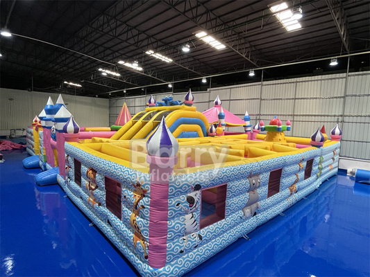 Un terrain de jeux gonflable à l' intérieur, un terrain de jeux à l' eau gonflable flottant sur une piscine au bord du lac.