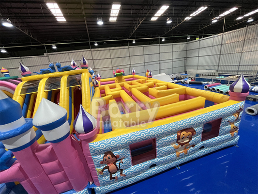 Un terrain de jeux gonflable à l' intérieur, un terrain de jeux à l' eau gonflable flottant sur une piscine au bord du lac.