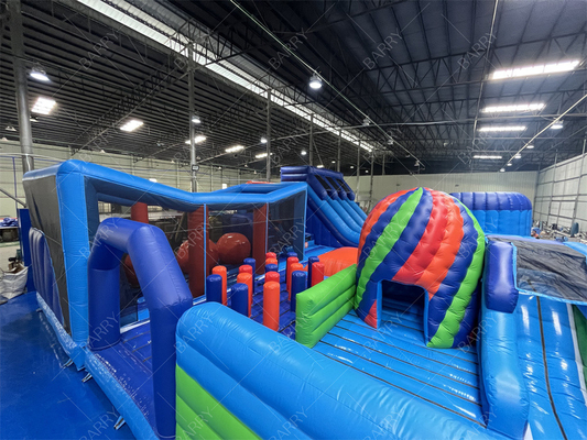 Parc d'attractions gonflable commercial avec un terrain d'obstacles à billes intérieures