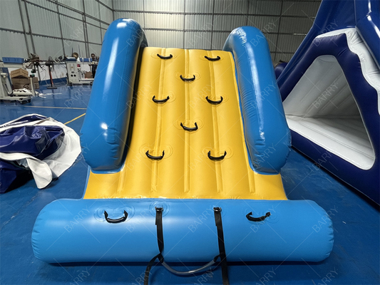 Toboggan aquatique gonflable avec tour d'escalade pour lac, toboggan aquatique flottant gonflable vendu directement par l'usine pour parc aquatique