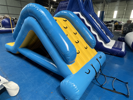 Toboggan aquatique gonflable avec tour d'escalade pour lac, toboggan aquatique flottant gonflable vendu directement par l'usine pour parc aquatique