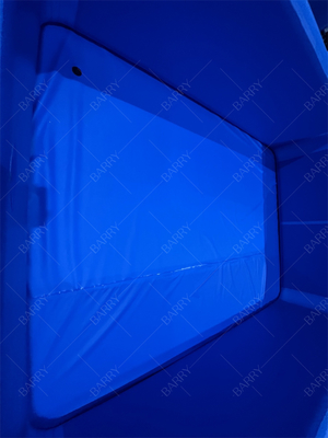 Une baignoire en glace bleu foncé en PVC à couture gonflable avec couvercle pour enfants
