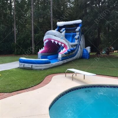 Château intérieur extérieur gonflable sur le thème du requin avec piscine gonflable à l'eau doubles toboggans pour enfants