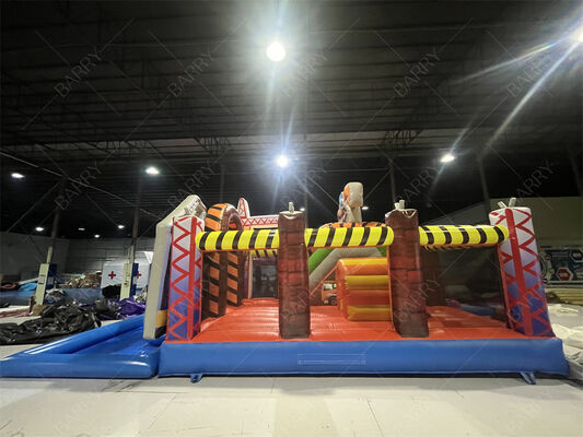 Combo gonflable d'aventure de construction. Maison rebondissante + toboggan + piscine, système de jeu pour enfants tout en un.