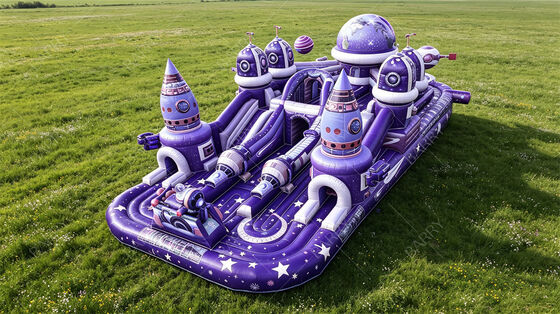 Ville amusante gonflable violette sur le thème de la galaxie. Course d'obstacles de la station spatiale avec des toboggans et des tunnels. PVC commercial personnalisable pour les festivals et les événements des centres commerciaux.