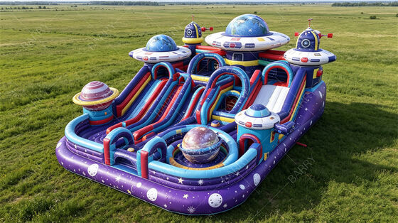 Ville amusante gonflable violette sur le thème de la galaxie. Course d'obstacles de la station spatiale avec des toboggans et des tunnels. PVC commercial personnalisable pour les festivals et les événements des centres commerciaux.