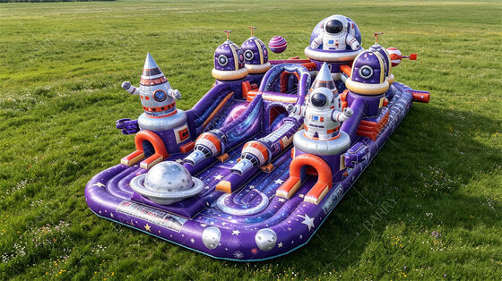Ville amusante gonflable violette sur le thème de la galaxie. Course d'obstacles de la station spatiale avec des toboggans et des tunnels. PVC commercial personnalisable pour les festivals et les événements des centres commerciaux.