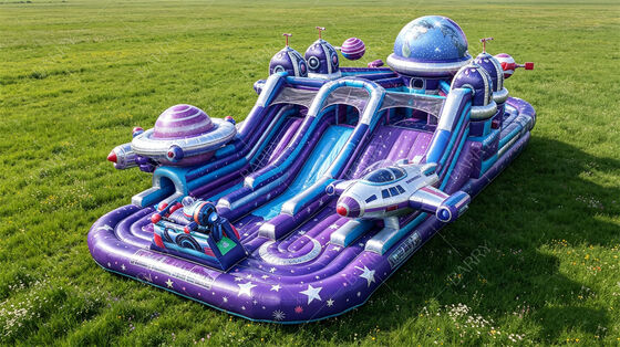 Parc gonflable géant sur le thème du vaisseau spatial violet. Parc d'aventure spatial tout en un avec trois toboggans. PVC commercial pour les lieux à fort trafic.