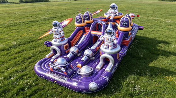 Parc gonflable pour astronaute de la galaxie violette. Château sur rebond à thème éducatif avec des diapositives et des obstacles planétaires. PVC commercial pour les événements scolaires et les musées.
